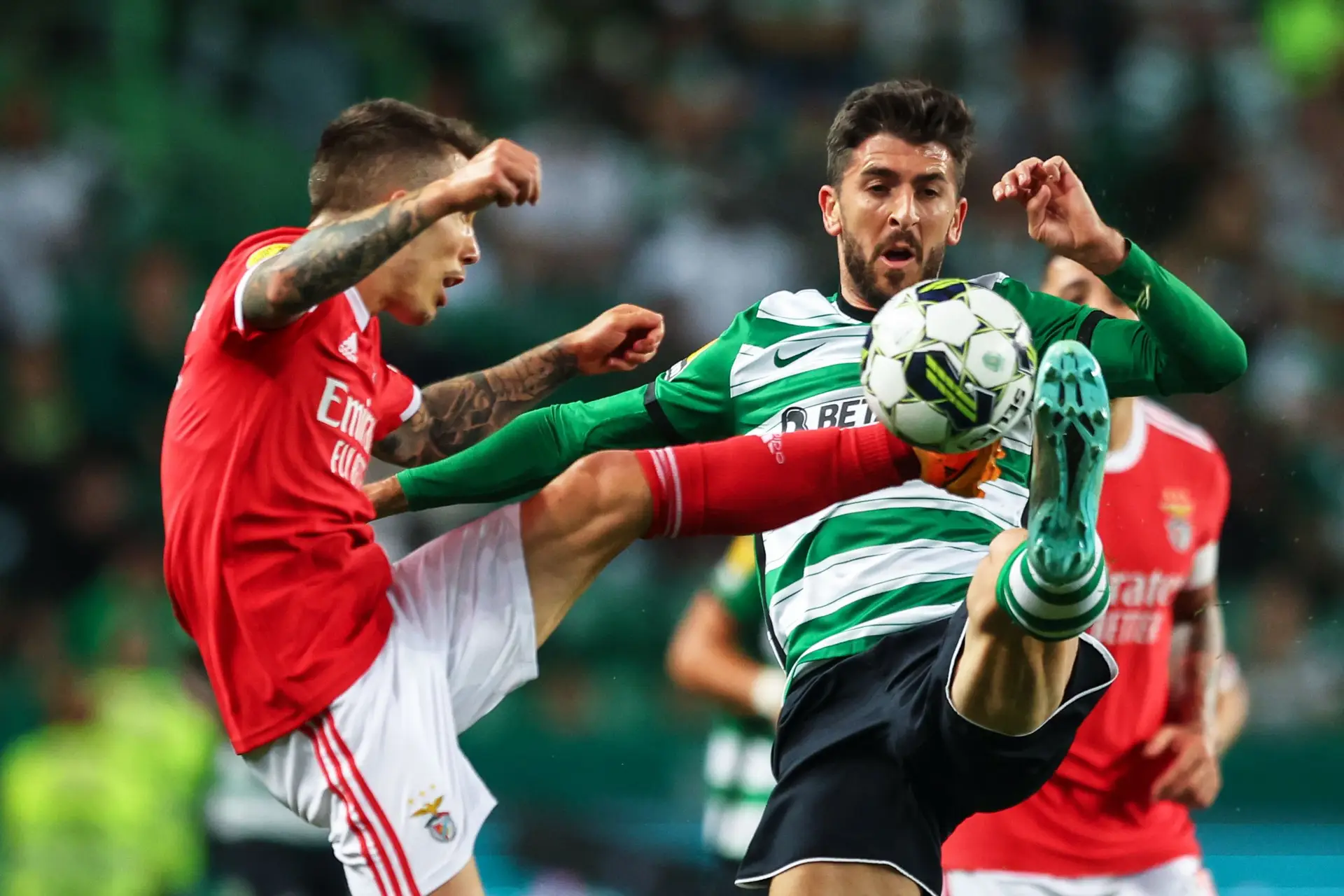 Grimaldo e Paulinho em ação no dérbi