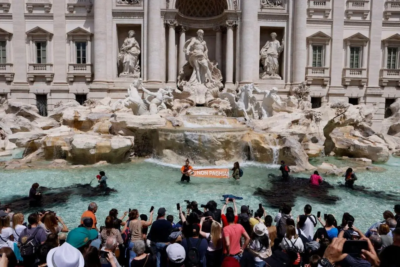 Ativistas ambientais lançam líquido negro na água da Fonte de Trevi