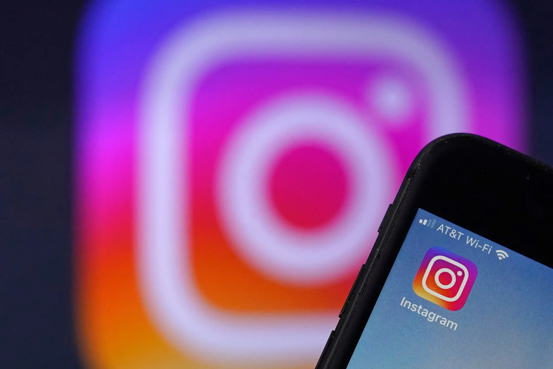 Instagram volta a funcionar após falha global que afetou milhares de utilizadores