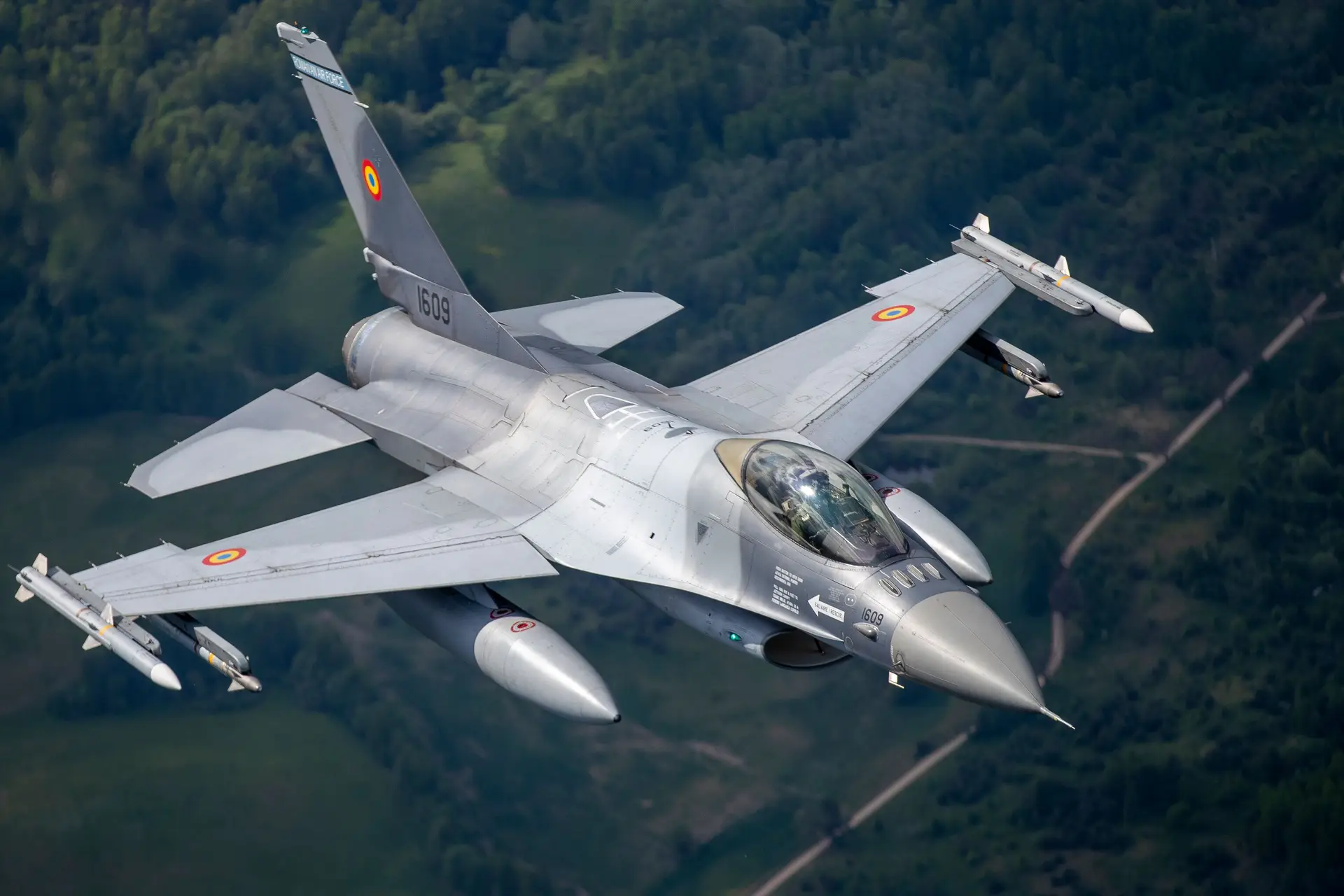 Pilotos ucranianos iniciam formação de caças F-16