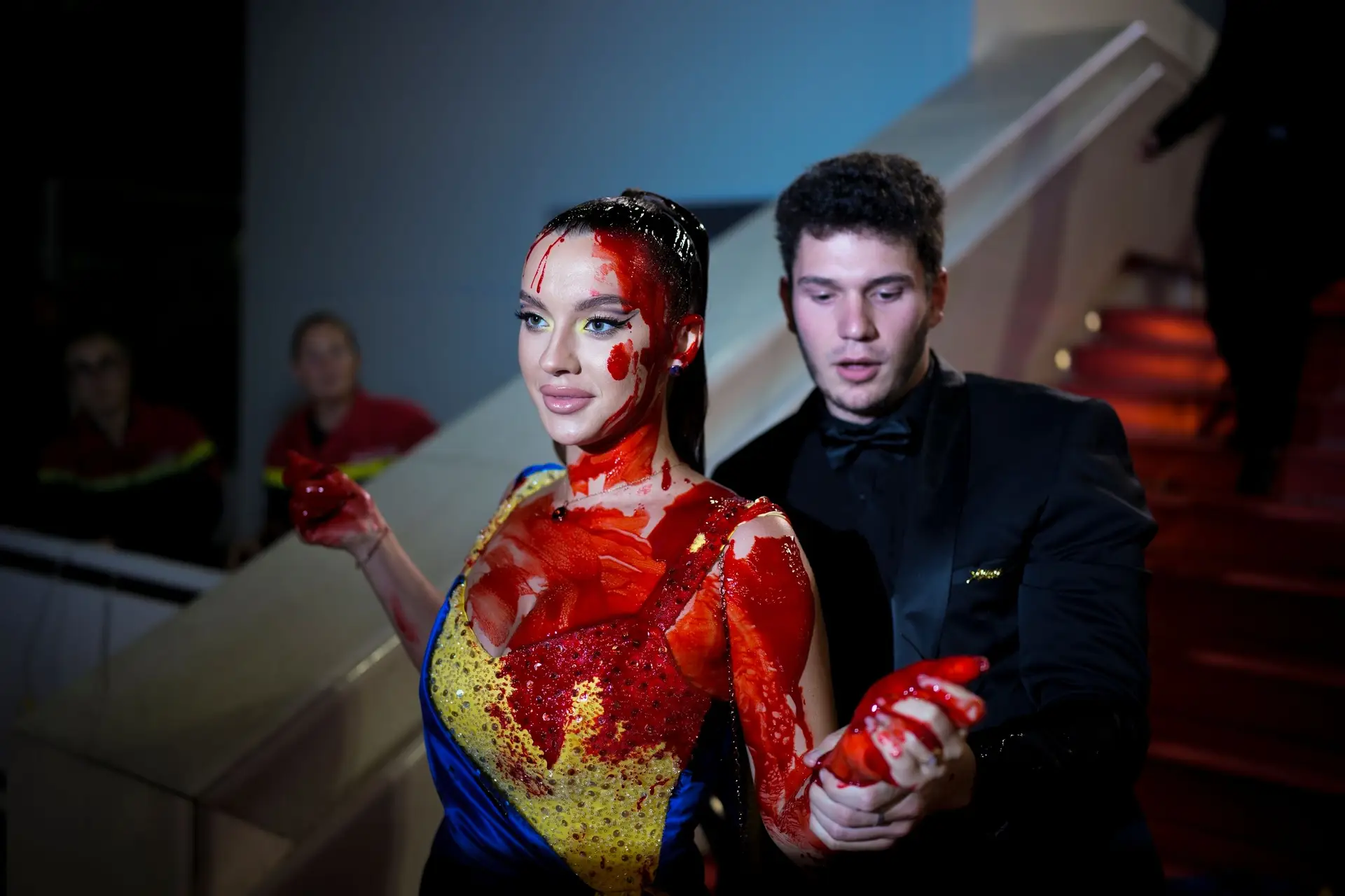 Sangue falso cai na passadeira de Cannes: Ilona Chernobay quis lembrar a guerra na Ucrânia