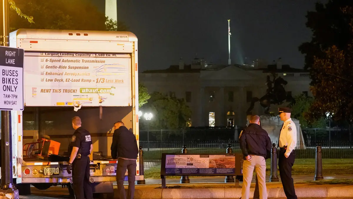 Carrinha embate contra barreiras de segurança, perto da Casa Branca.