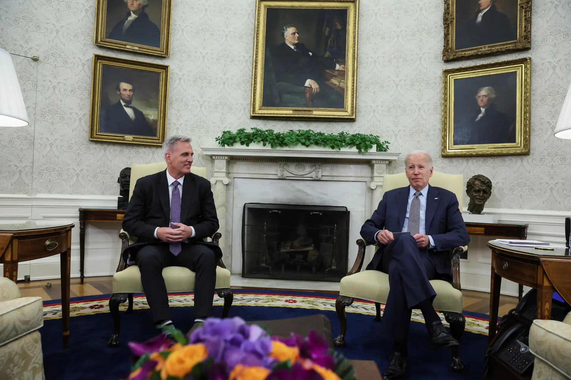 Kevin McCarthy, líder da Câmara dos Representantes, e Joe Biden, Presidente dos EUA.