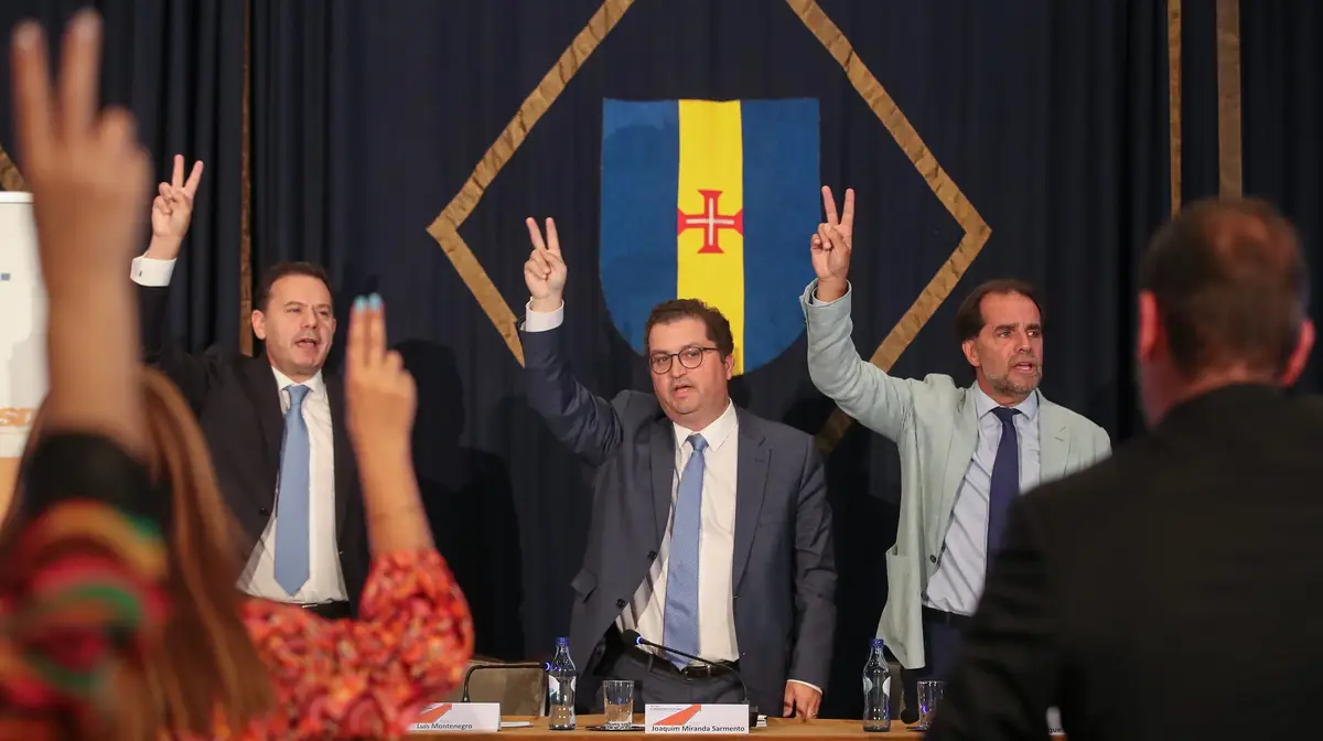 Luís Montenegro, presidente do PSD, Joaquim Miranda Sarmento, presidente do grupo parlamentar do PSD e Miguel Albuquerque, presidente do PSD Madeira, na sessão de encerramento das jornadas parlamentares do PSD.