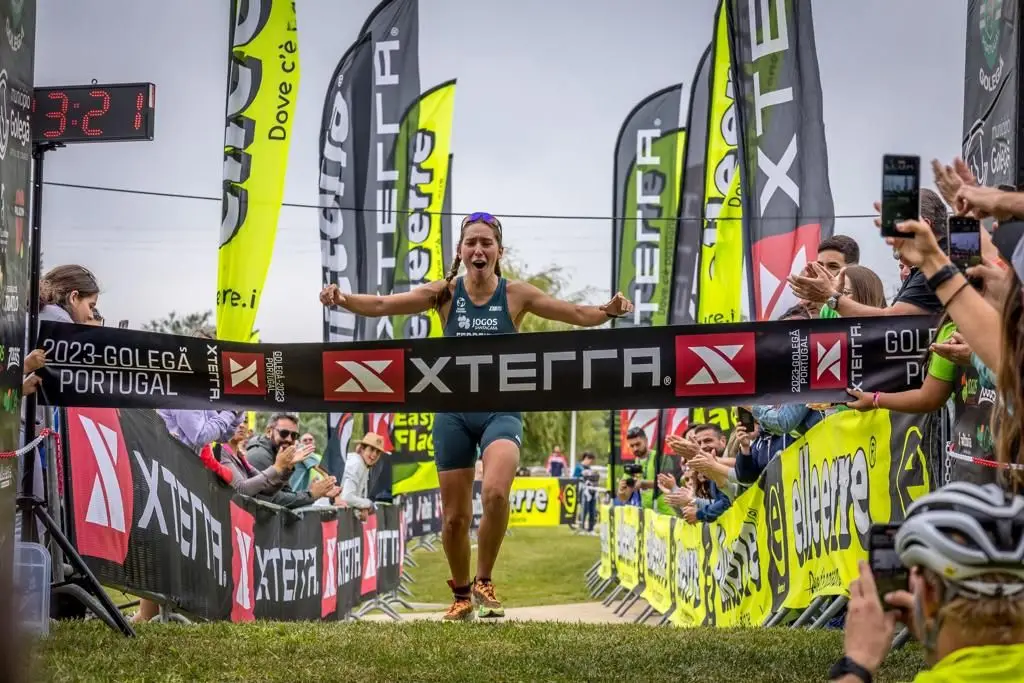 Beatriz Ferreira prestes a cruzar a meta do XTERRA Portugal, onde alcançou o primeiro lugar.