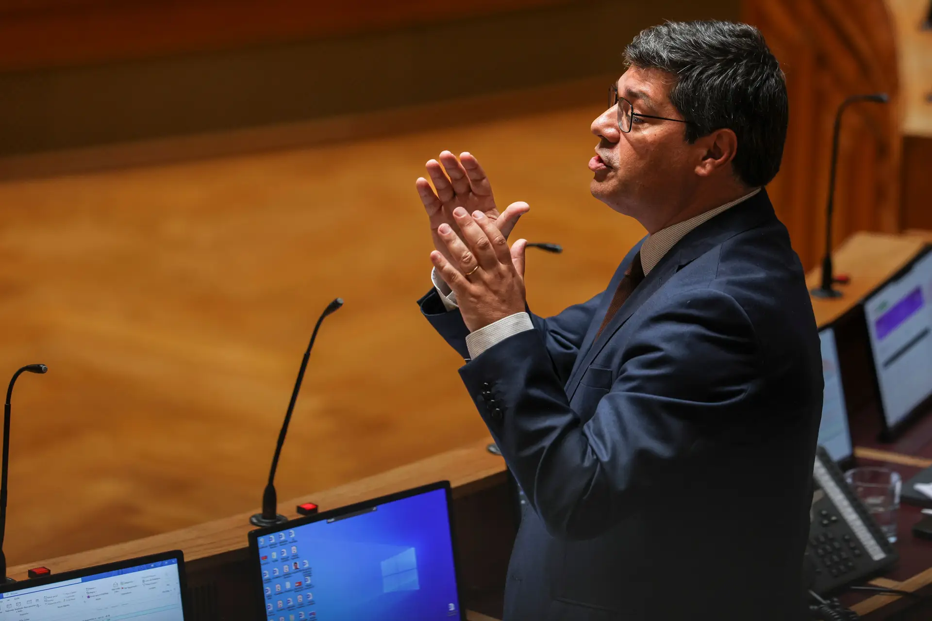 Líder parlamentar do PS acusa Cavaco Silva de "fraca qualidade moral"