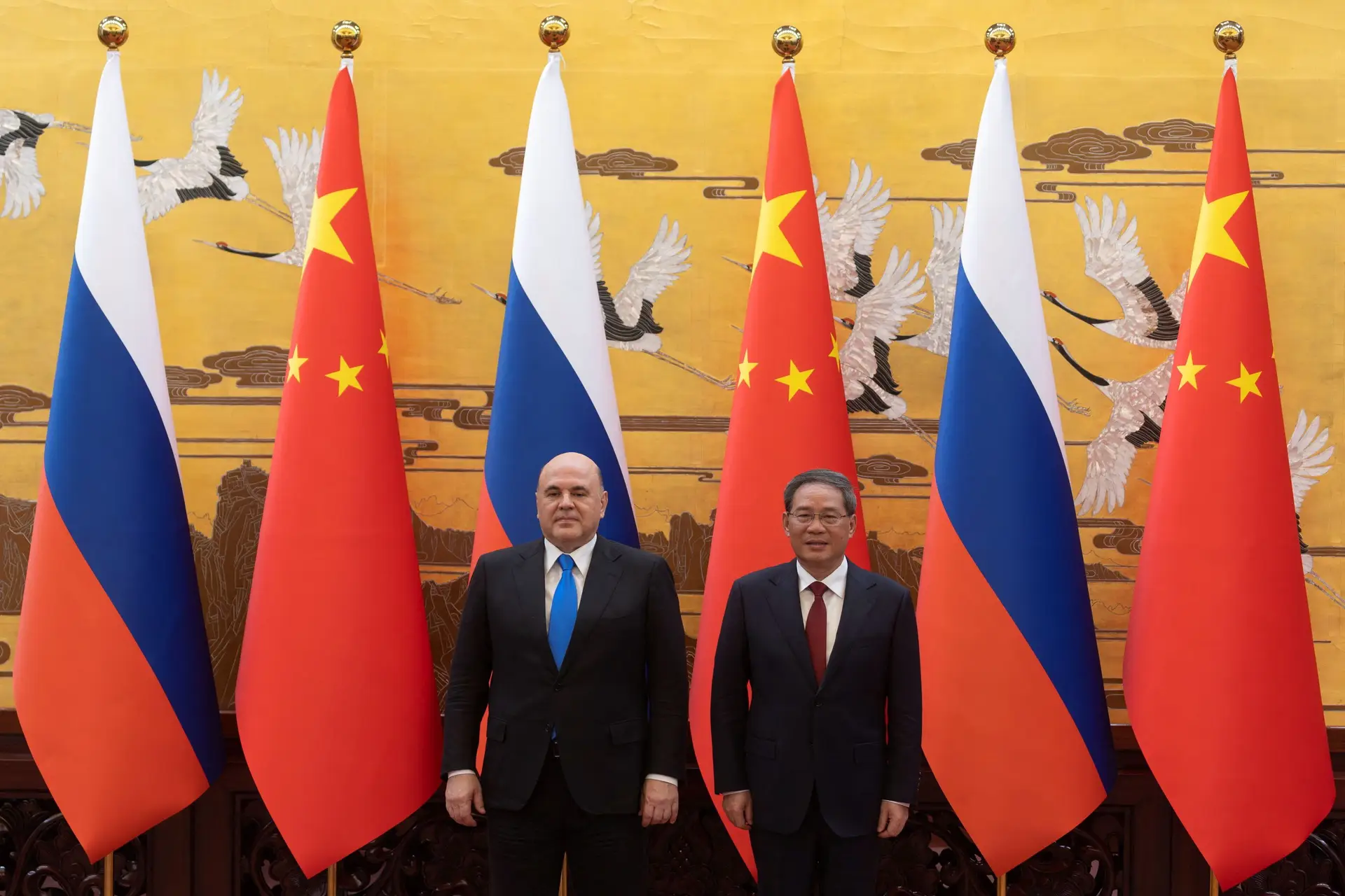 O primeiro-ministro russo Mikhail Mishustin e o homólogo chinês Li Qiang