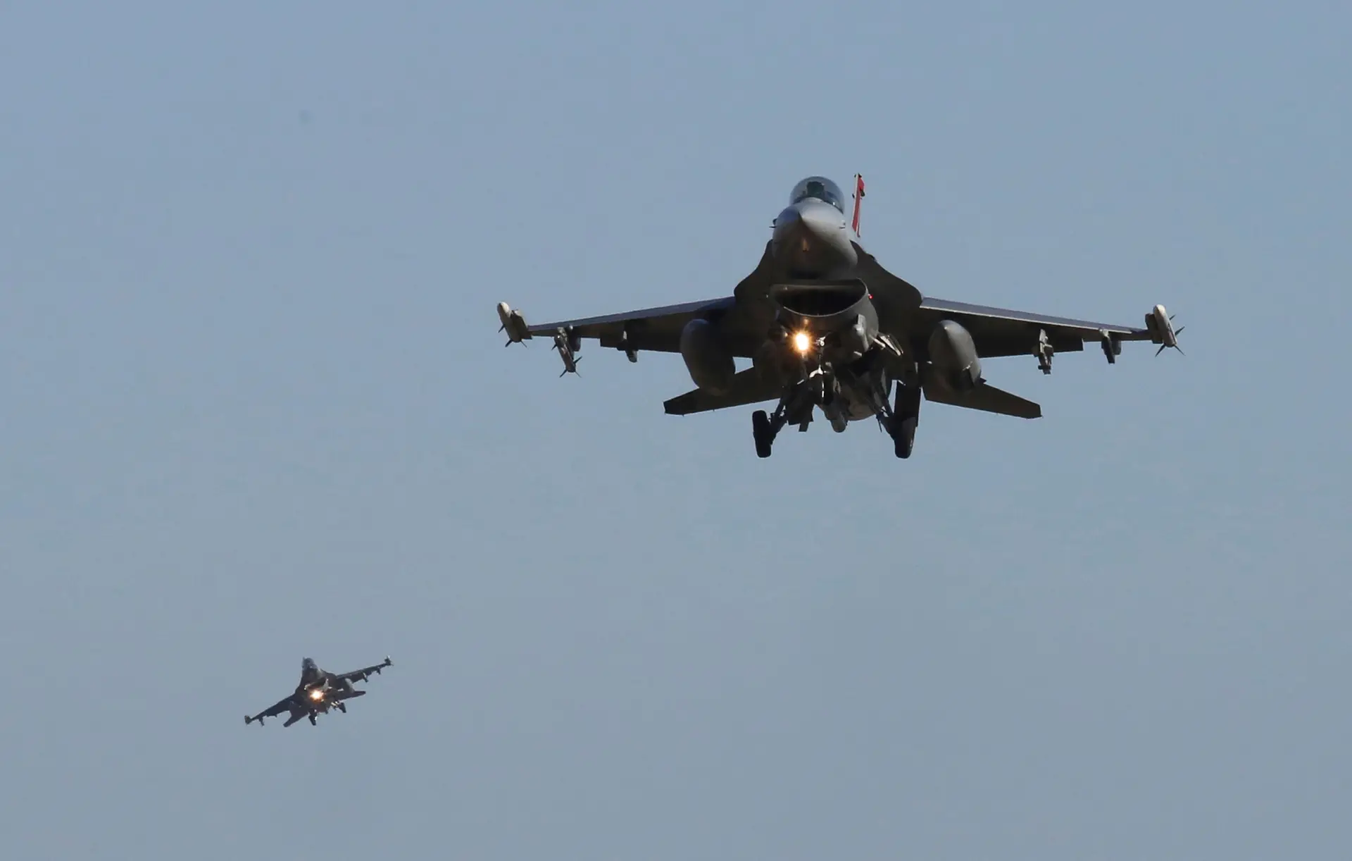 Caça norte-americano cai no mar na Coreia do Sul e piloto é resgatado