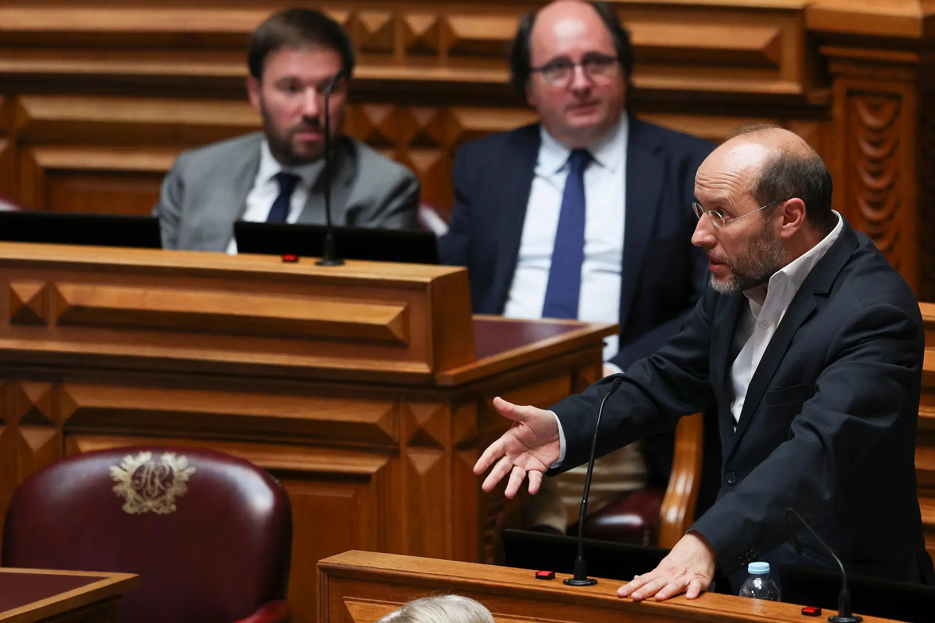 Costa embarca na TAP, faz escala no SIS e aterra na Educação