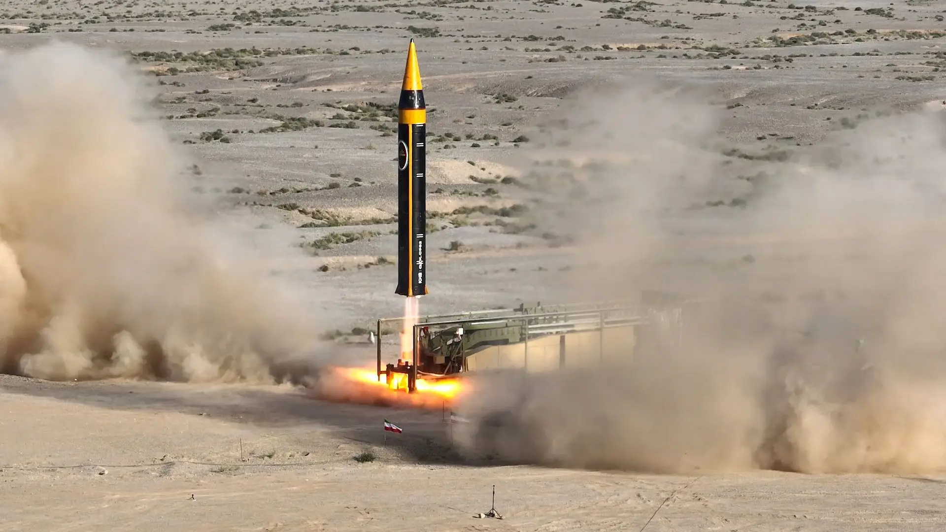 Um míssil balístico de 4ª geração Khorramshahr chamado Khaibar com alcance de 2.000 km lançado num local não revelado no Irão, em 25 de maio de 2023.