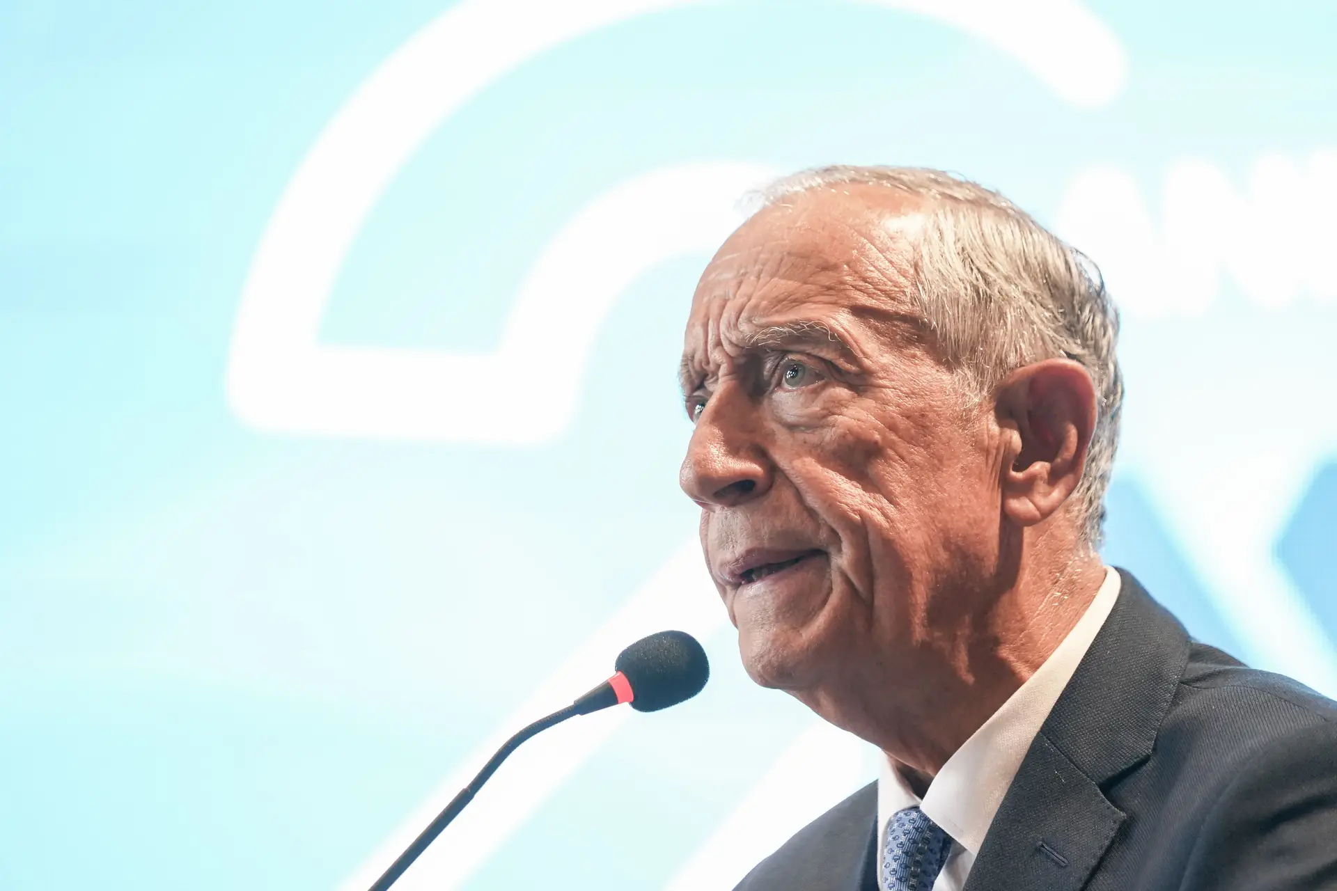 Presidente da República desmaia durante visita a faculdade na Caparica