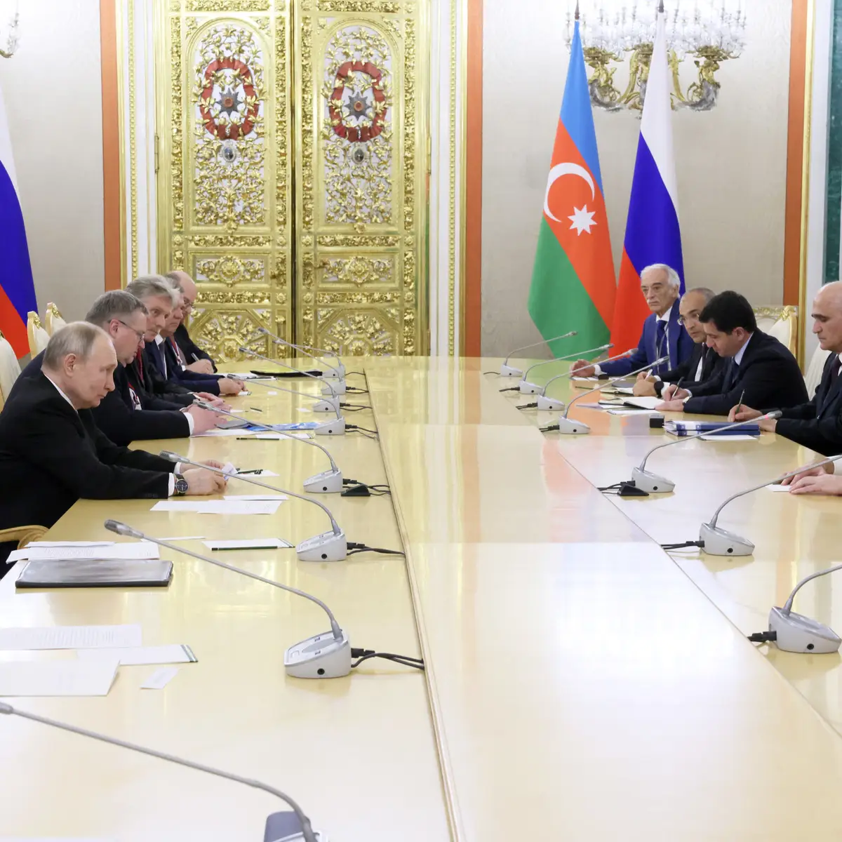 Novos confrontos entre Arménia e Azerbaijão antes das negociações de paz -  Expresso