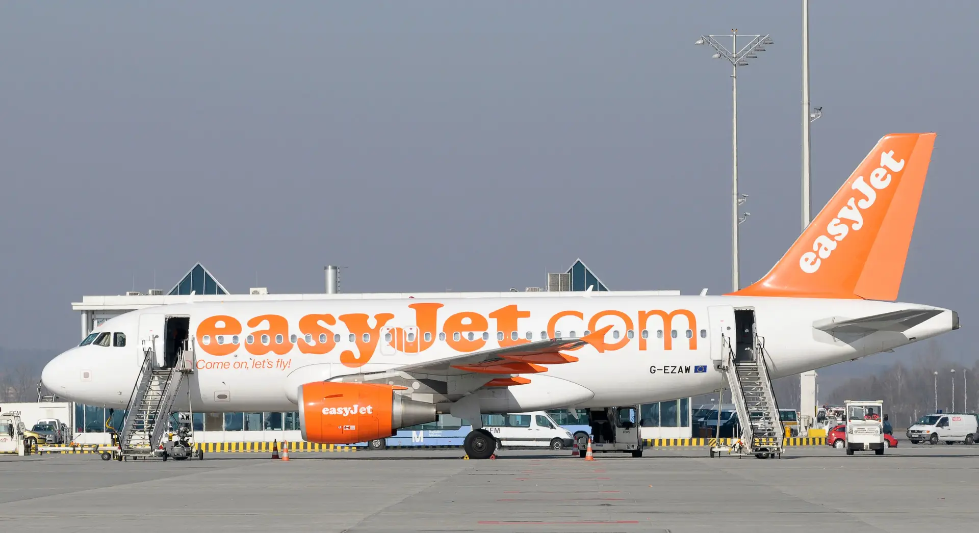 Mais de 380 voos cancelados devido a greve de tripulantes da EasyJet