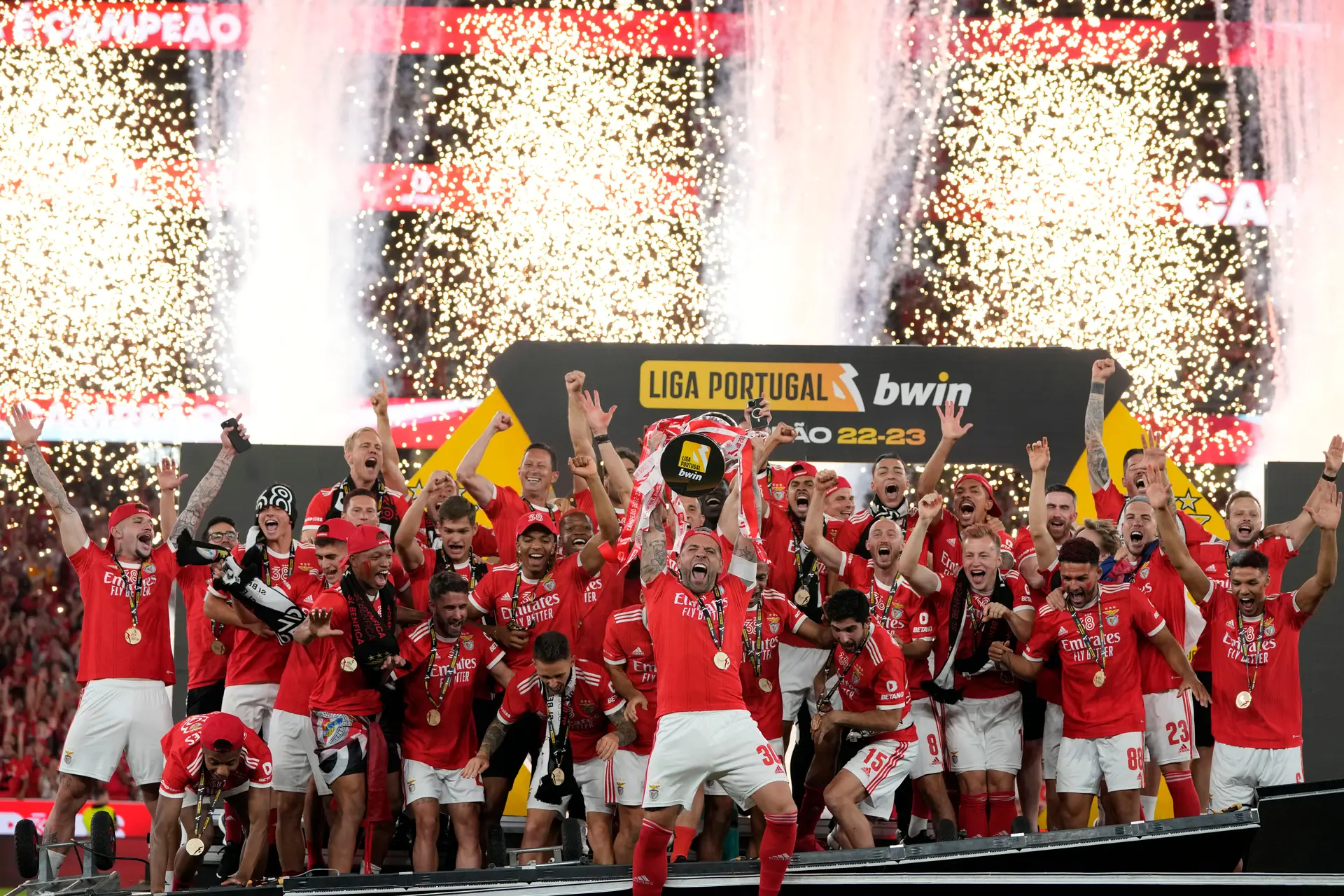 Em Luanda portugueses vivem ambiente de festa na conquista do 38.º titulo  do Benfica - SIC Notícias