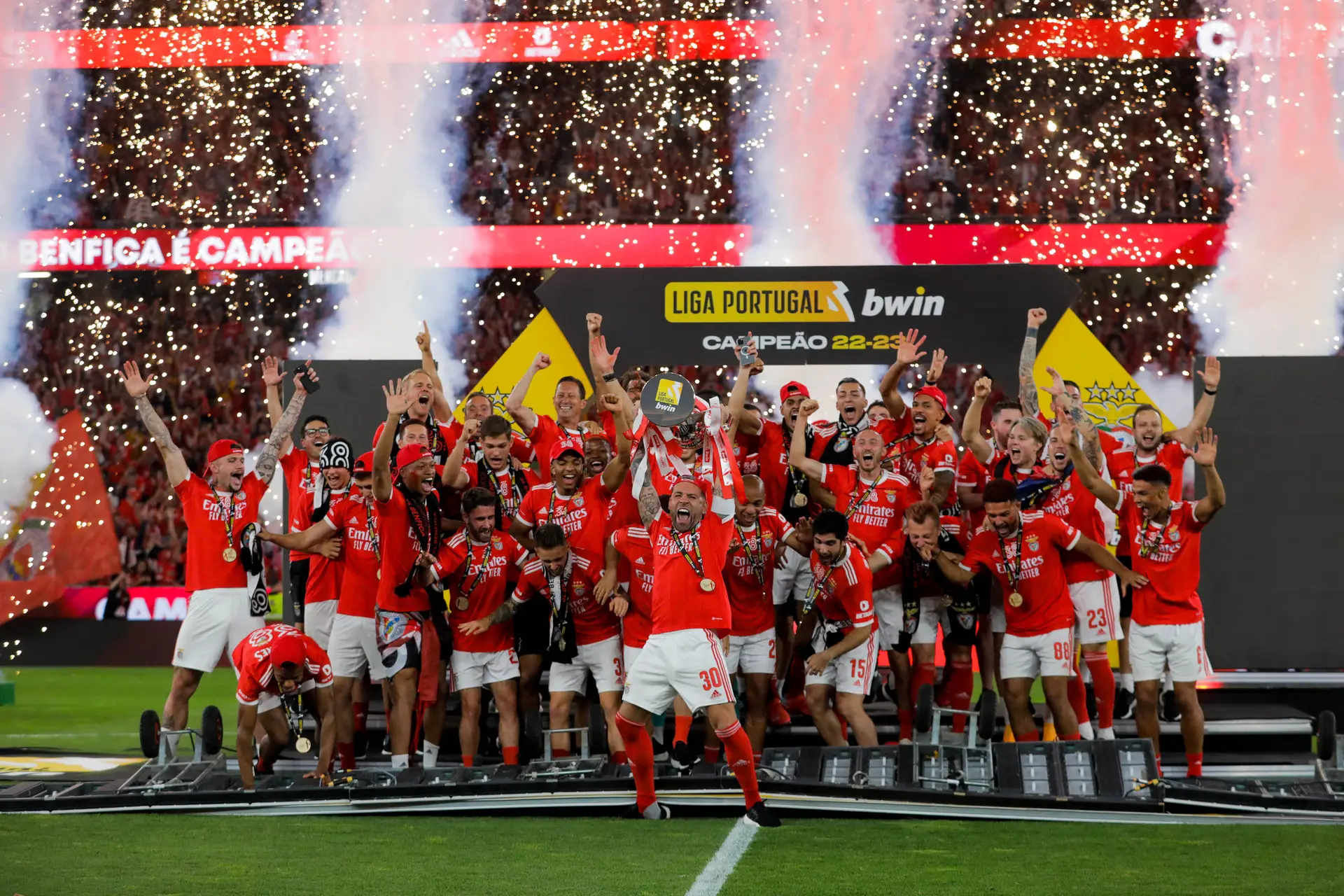 Em Luanda portugueses vivem ambiente de festa na conquista do 38.º titulo  do Benfica - SIC Notícias