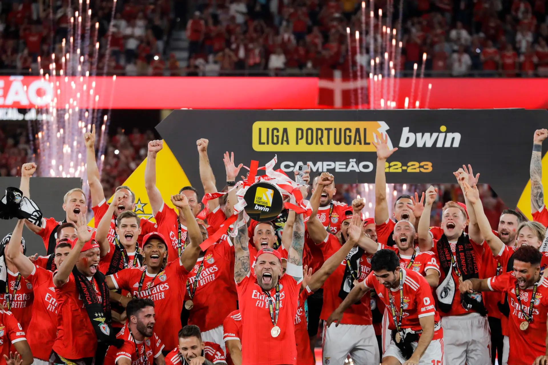 Benfica Ergue Troféu De Campeão E Deixa Luz Em Euforia Sic Notícias 9894