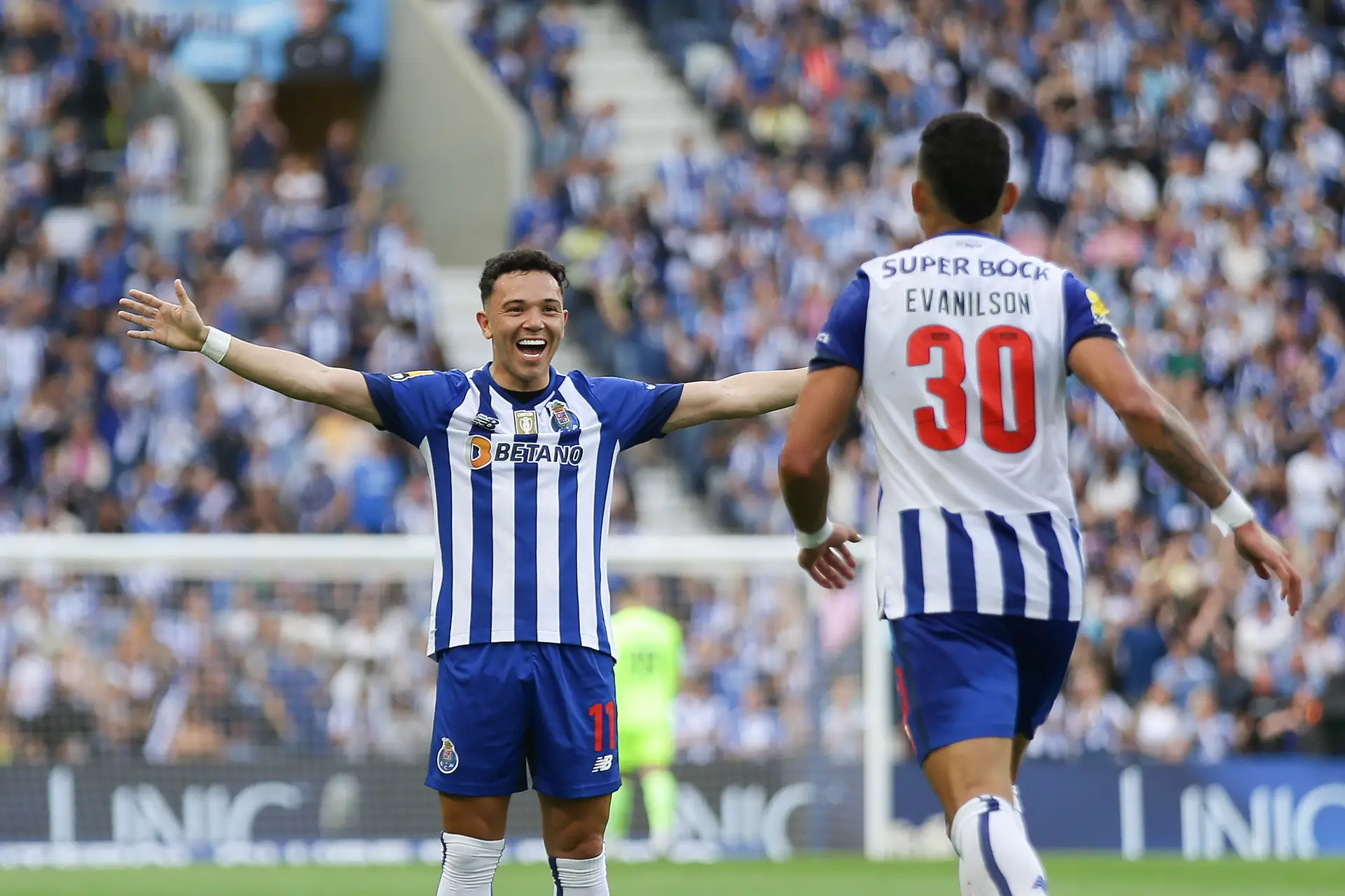 FC Porto goleia Cardiff City com dois golos de Toni Martínez - SIC