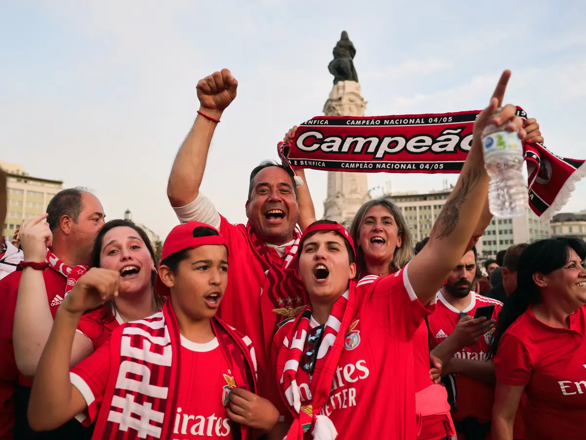 Em Luanda portugueses vivem ambiente de festa na conquista do 38.º titulo  do Benfica - SIC Notícias