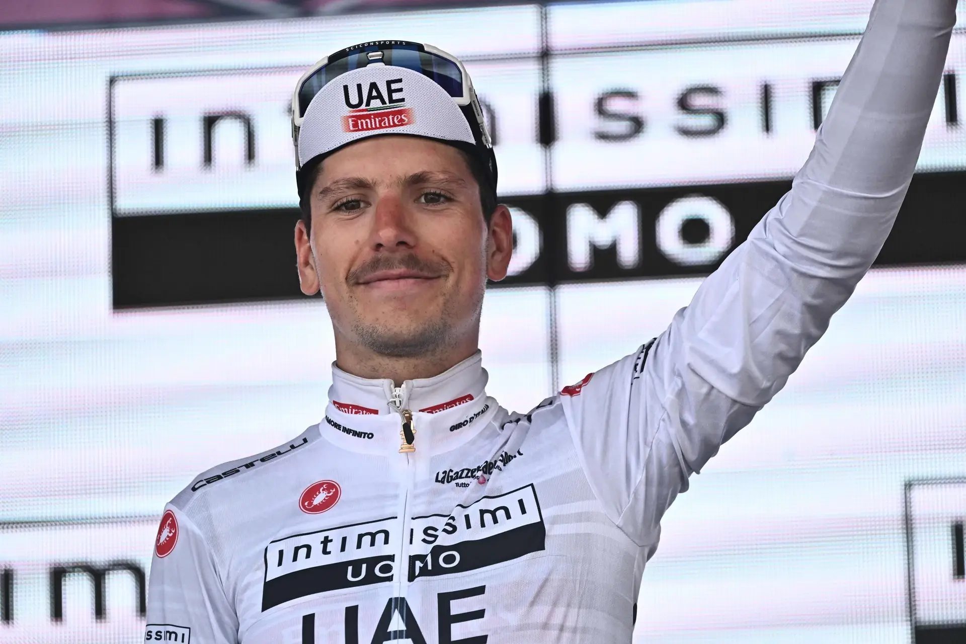 Ciclista João Almeida fica em terceiro lugar na Volta a Itália