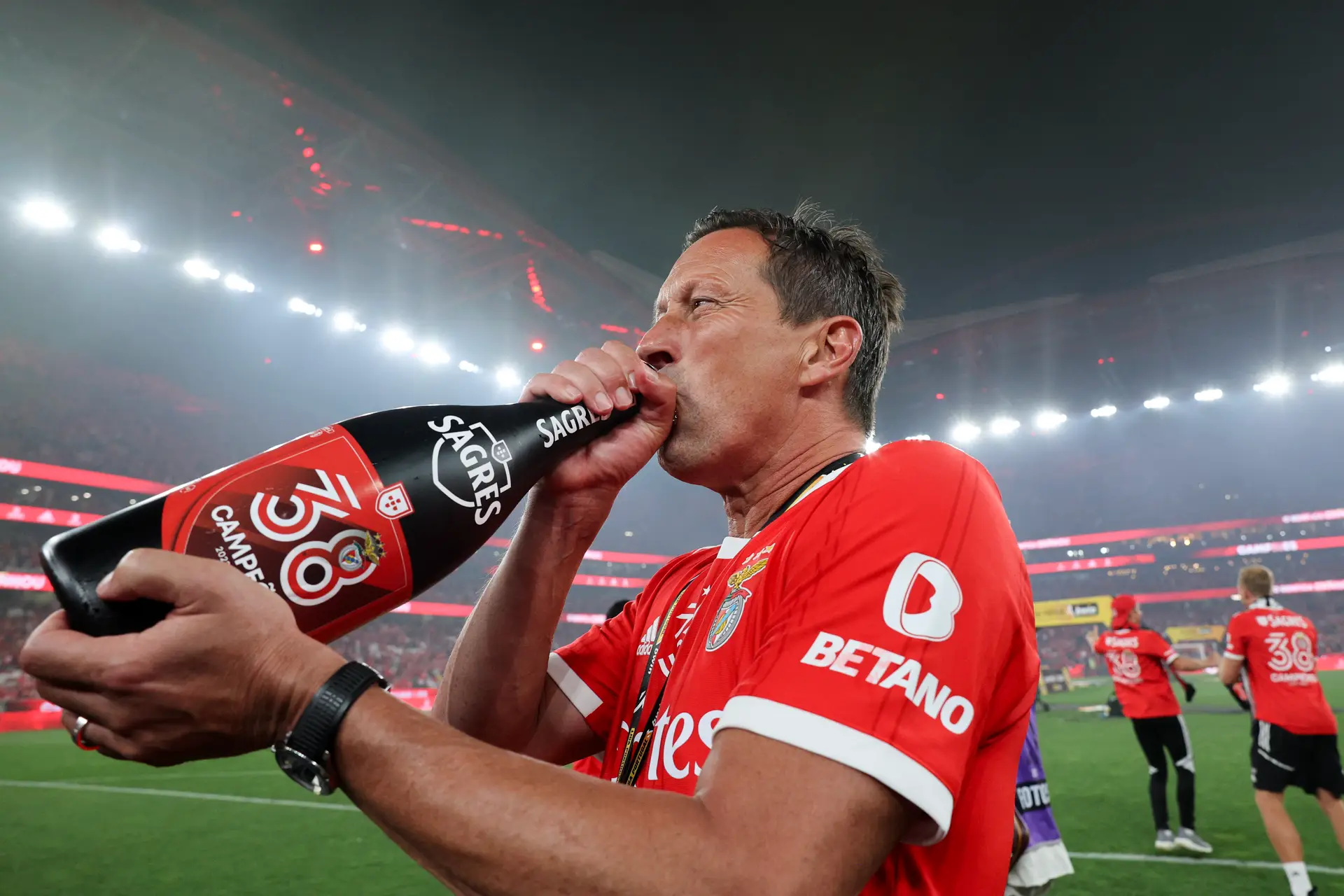 https://sicnoticias.pt/especiais/benfica-campeao/2023-05-27-Benfica-e-campeao-nacional-de-futebol-5aa34fdd