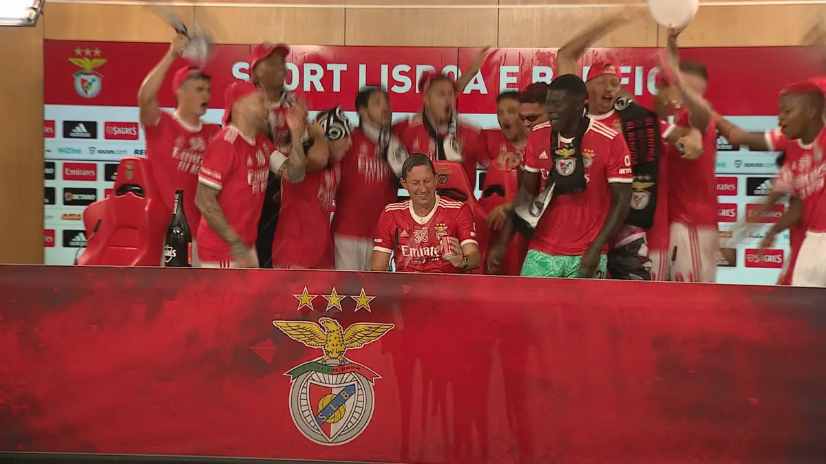 Jogadores dão "banho" a Roger Schmidt