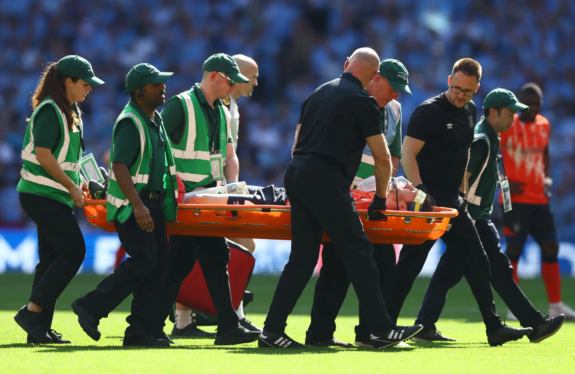 Pânico na Premier League: Capitão do Luton Town colapsa em campo e jogo é  suspenso - Inglaterra - Jornal Record