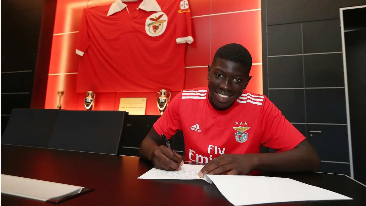Samuel Soares, guarda-redes, 20 anos - 1 jogo, 0 golo sofrido - no Benfica desde 2013 (Schmidt deu-lhe a oportunidade de jogar nos últimos instantes do jogo com o Santa Clara)