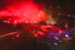 “Inferno vermelho” na saída do Benfica do estádio da Luz