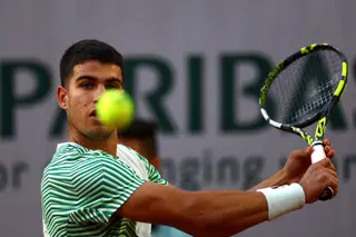 Carlos Alcaraz, líder do ranking mundial, segue em frente em Roland Garros