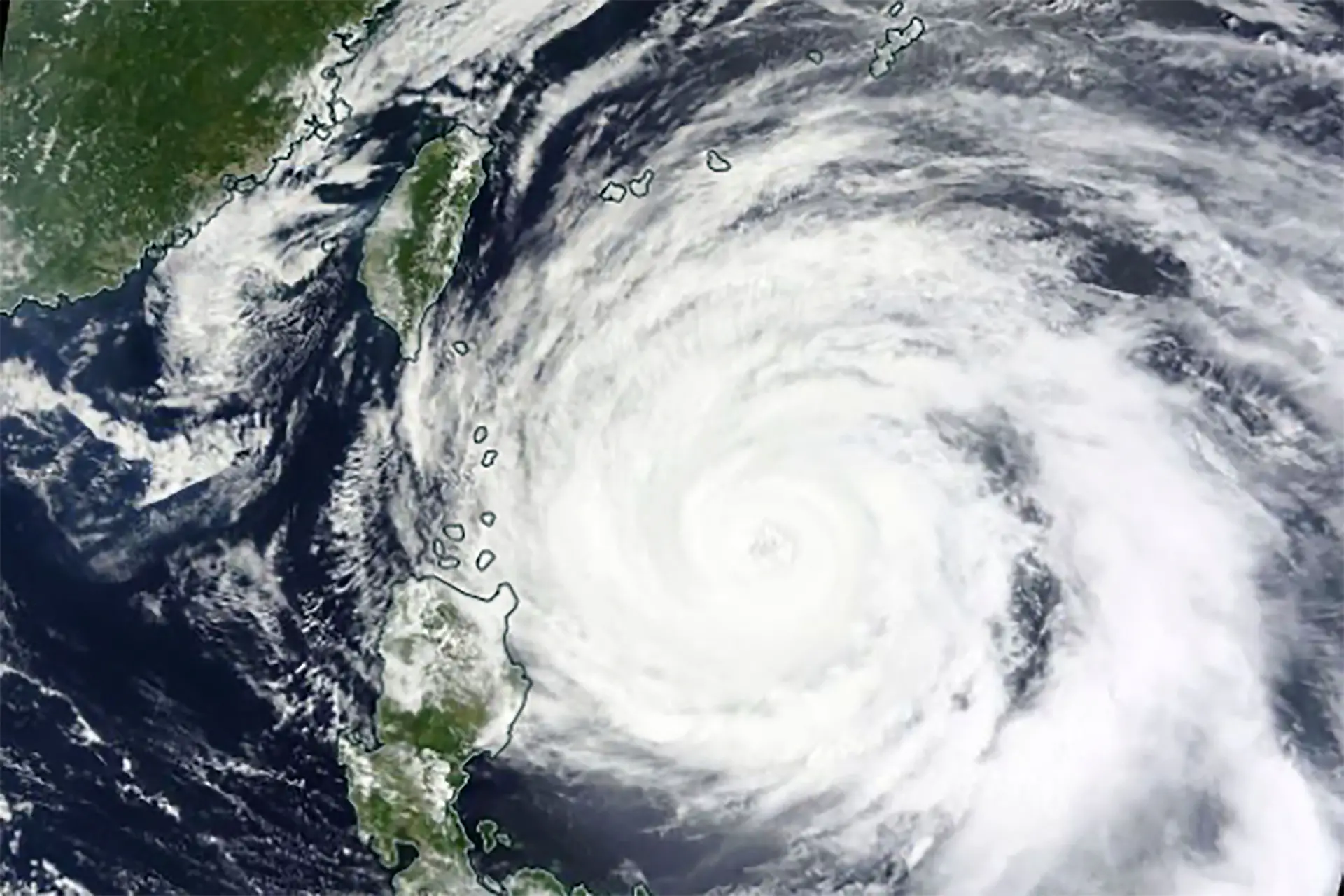 Uma imagem satélite da NASA mostra o tufão Mawar a aproximar-se das Filipinas