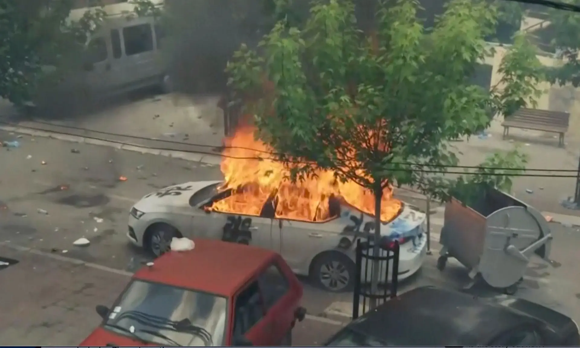 Confrontos entre manifestantes sérvio-kosovares e forças da NATO provocam mais de 50 feridos