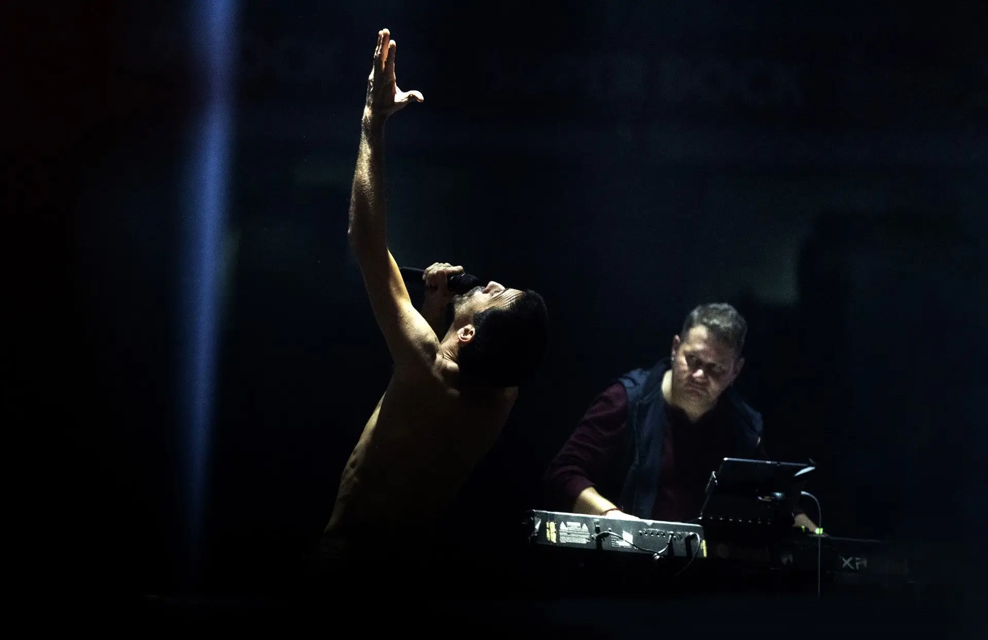 Elísio Donas, teclista dos Ornatos Violeta, em palco com Manel Cruz, vocalista da banda