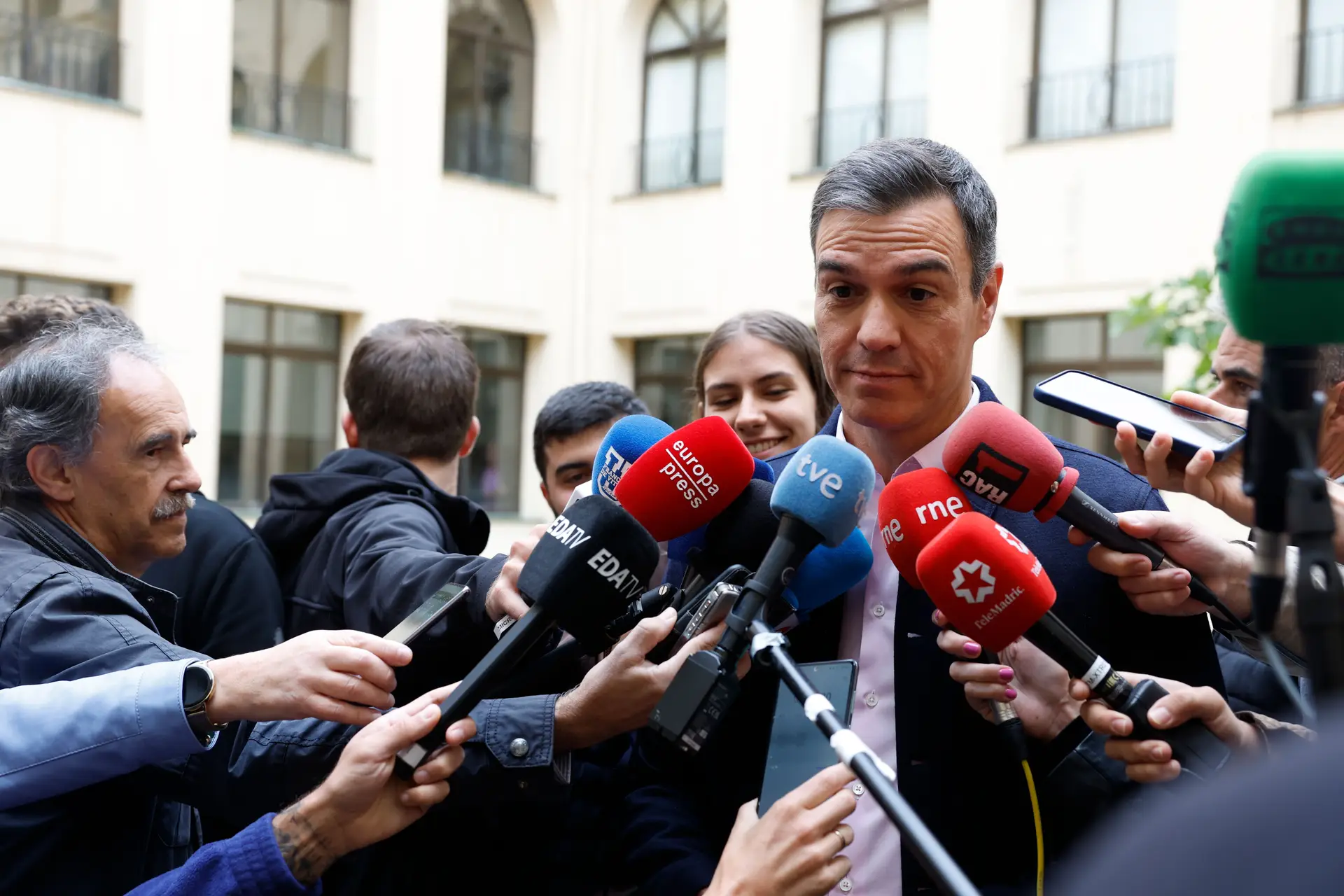 Pedro Sánchez após ter exercido o seu direito de voto no domingo, dia 28 de maio, em Espanha.