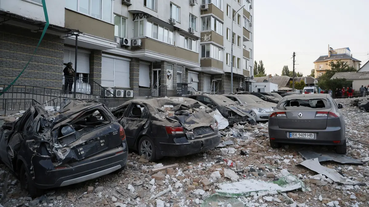 Carros danificados no pátio de um edifício que foi danificado por uma onda de bombardeamentos em Kiev, na Ucrânia.