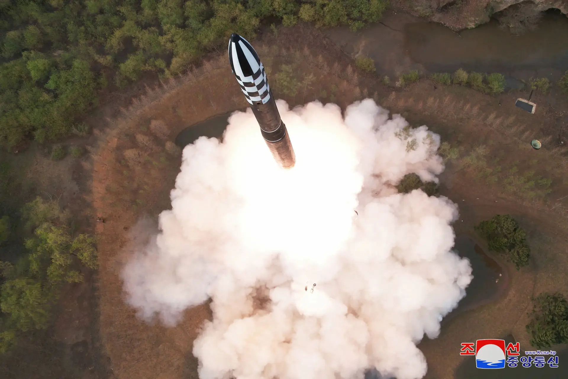 Lançamento de míssil balístico intercontinental Hwasong-18  pela Coreia do Norte em abril de 223.