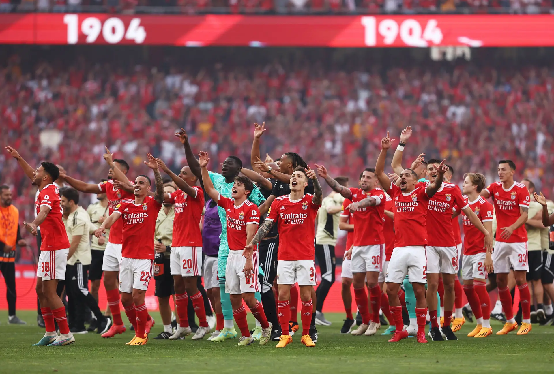Jogadores do Benfica celebram conquista do título