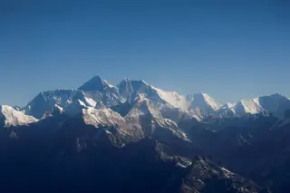 Turistas deixam pilhas de lixo na montanha mais alta do mundo