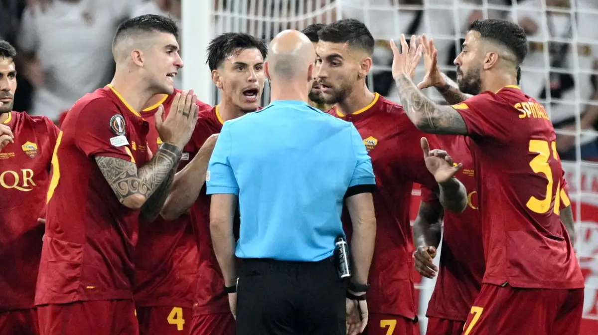 Jogadores da Roma discutem com Anthony Taylor
