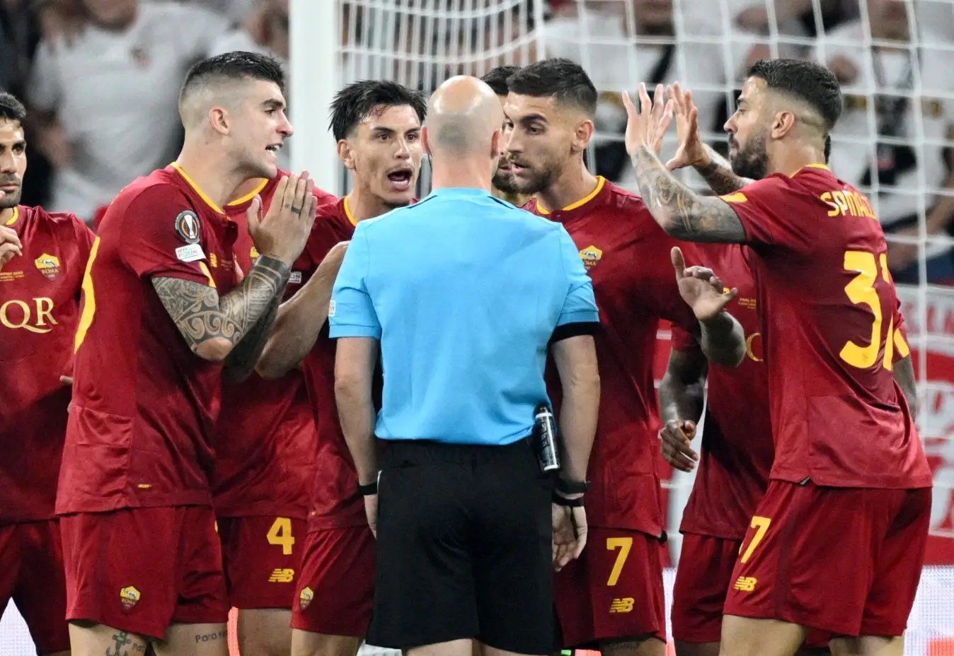 Jogadores da Roma discutem com Anthony Taylor