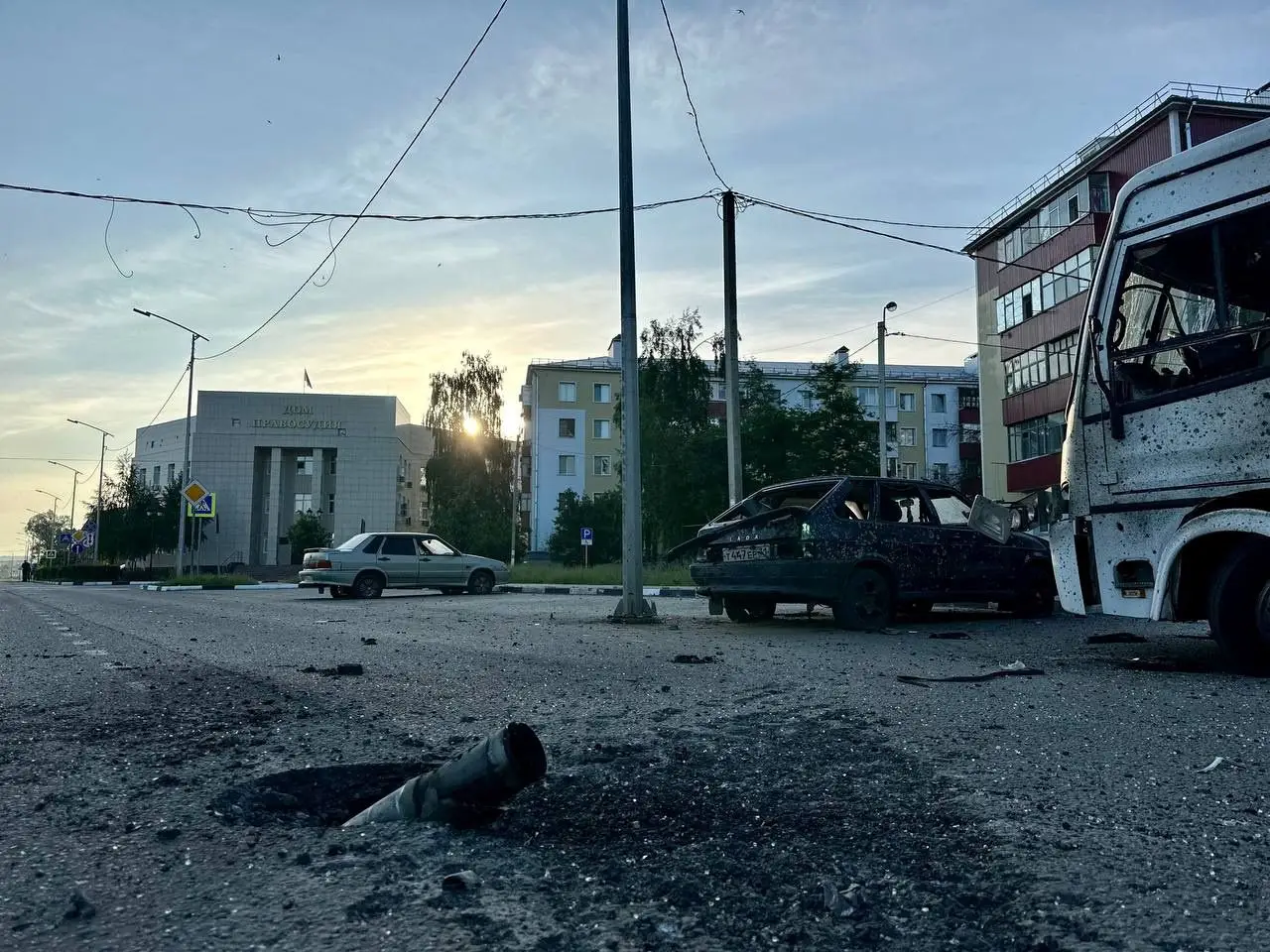 Uma rua de Shebekino, na região de Belgorod, danificada após bombardeamentos