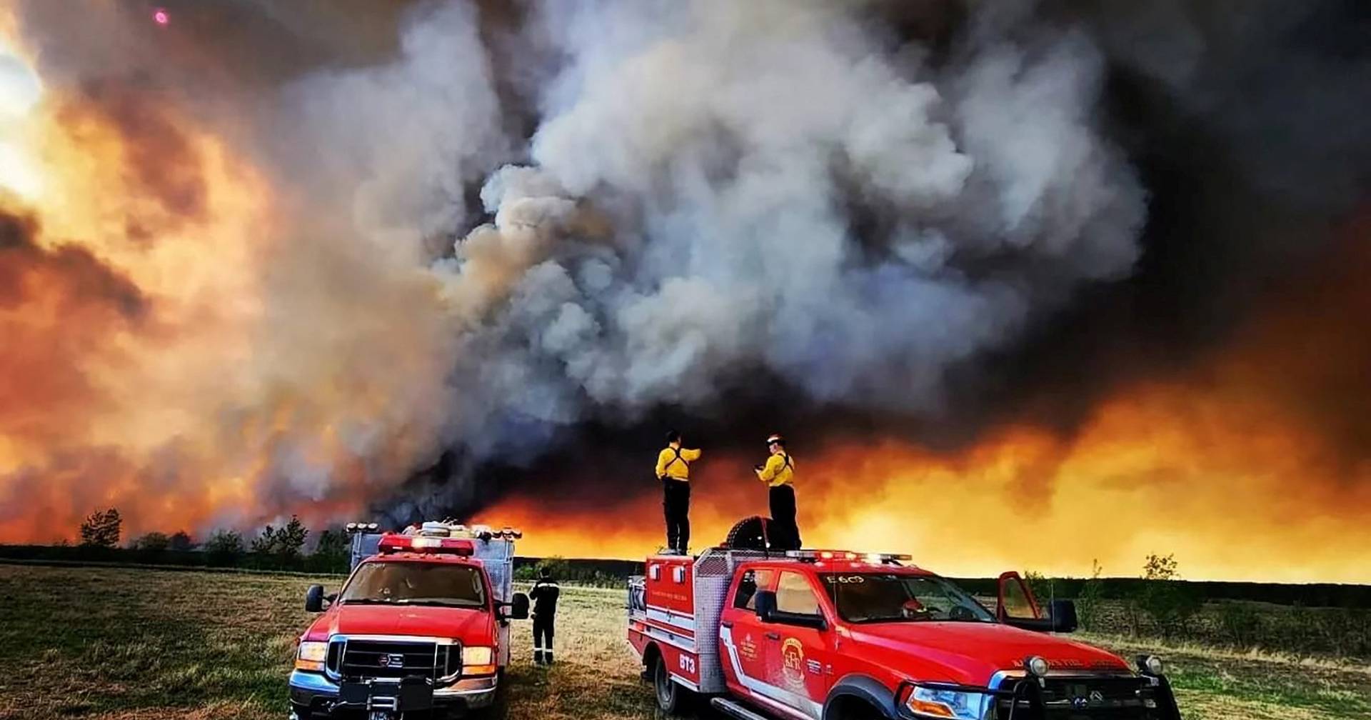 Fires in Canada force more than 35,000 people to abandon their homes