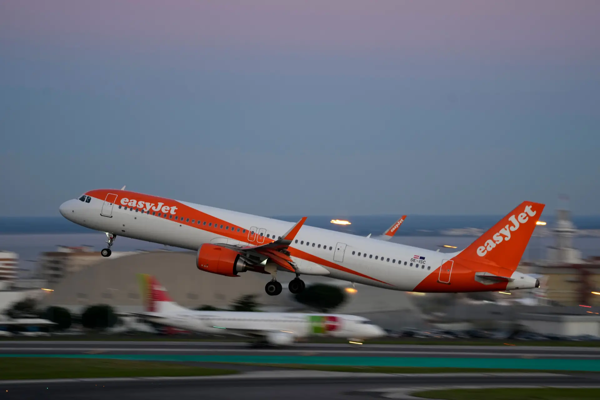 Avião da EasyJet no aeroporto de Lisboa