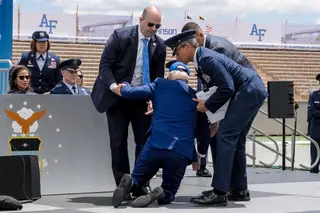 Joe Biden tropeça e cai durante cerimónia militar nos EUA