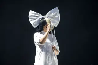 "Estou no espetro": cantora Sia revela que sofre de autismo