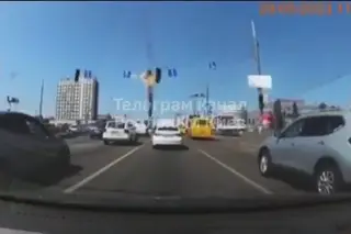Destroços de míssil quase atingem carros em estrada de Kiev