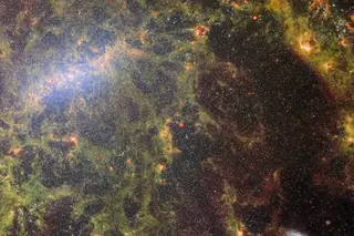 Uma galáxia solitária mas com "feitio" explosivo nas melhores imagens da Terra e do Espaço