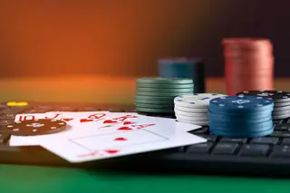 Influenciadores com milhares de seguidores promovem apostas em casino ilegal