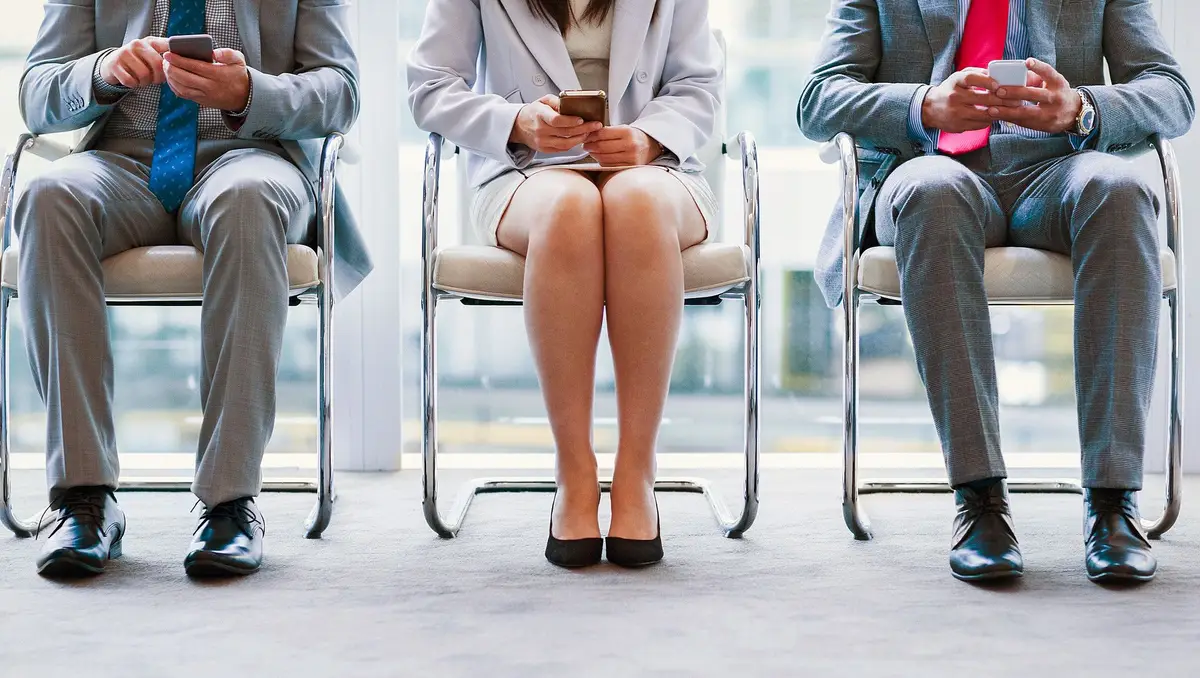 Mulheres ganham menos do que os homens e têm menos acesso ao poder - SIC  Notícias