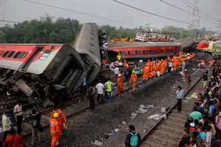 “Milagre” entre escombros de acidente ferroviário na Índia