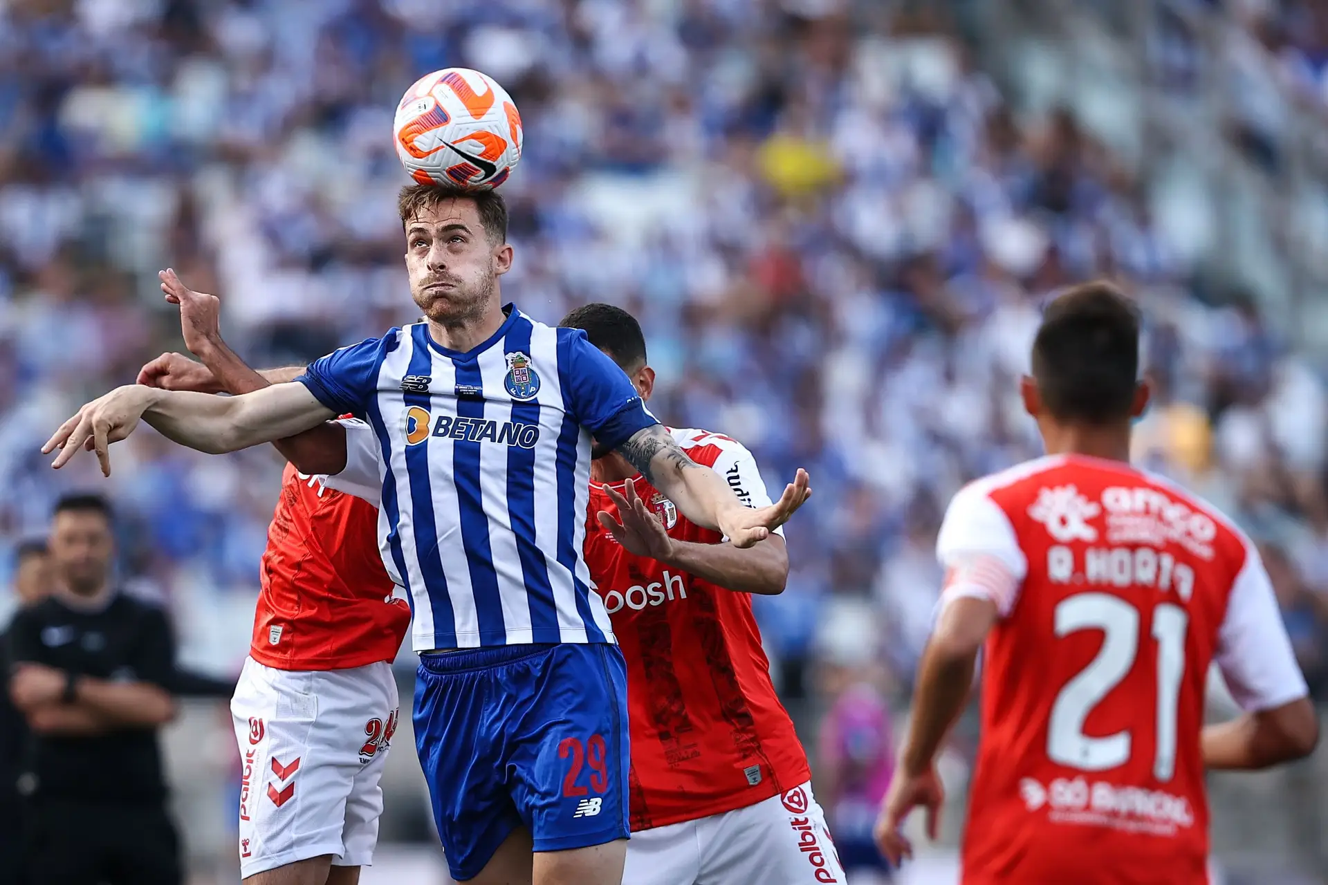 Em jogo que vale a liderança do Português, Porto recebe o Braga